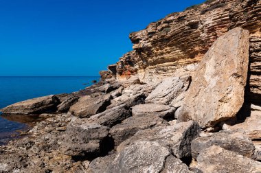 Tarkhankut Burnu'nda kayalar ve deniz