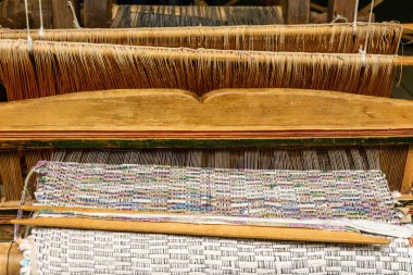 Çalışma koşullarında eski ahşap dokuma tezgahı