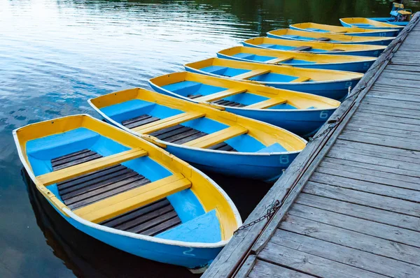 Barca Sul Molo Del Fiume — Foto Stock