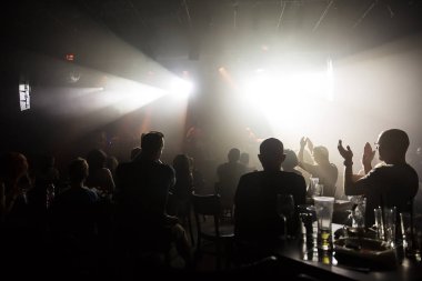 Kalabalık konser ve bulanık sahne ışıkları. Smartphone ile bir konser sırasında fotoğraf çekmek yakın çekim .