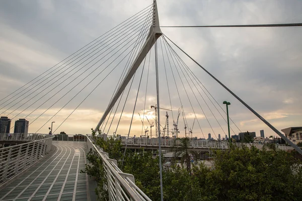 Petah Tikva, İsrail - 15 Ekim. 2018: inşaat alanında yüksek artış Petah Tikva, 15 Ekim 2018 üzerinde bina. Gün batımında vew kaldırma vinç .