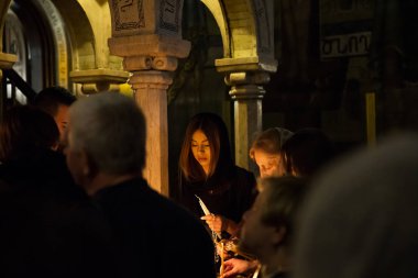 Jerusalem, İsrail - 26 Ocak. 2019: insanlar kutsal Sepulchre Kudüs kilisede mumlarını .