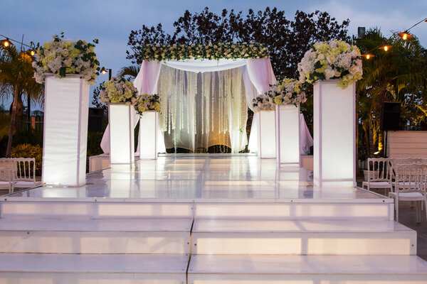 Еврейский хупа, свадебный путдор
 .