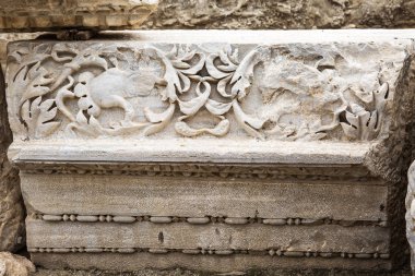 Antik Roma şehrinde amfitiyatro kalıntıları.