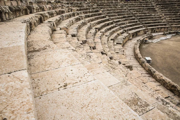 Ruinen des Amphitheaters in der antiken römischen Stadt. — Stockfoto