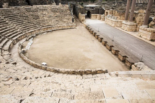 Ruinen des Amphitheaters in der antiken römischen Stadt. — Stockfoto