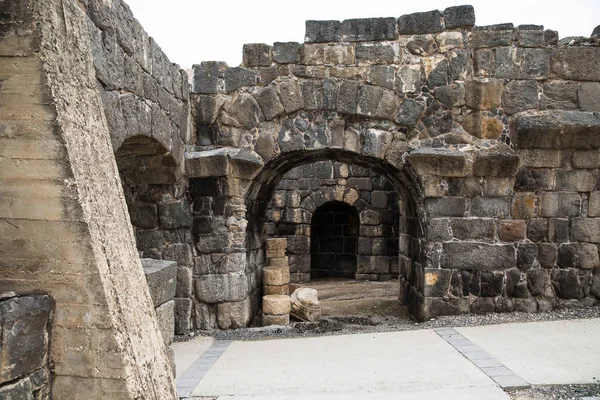 Ruinen des Amphitheaters in der antiken römischen Stadt. — Stockfoto
