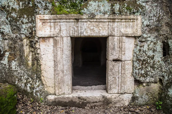 Ruinen des Amphitheaters in der antiken römischen Stadt. — Stockfoto