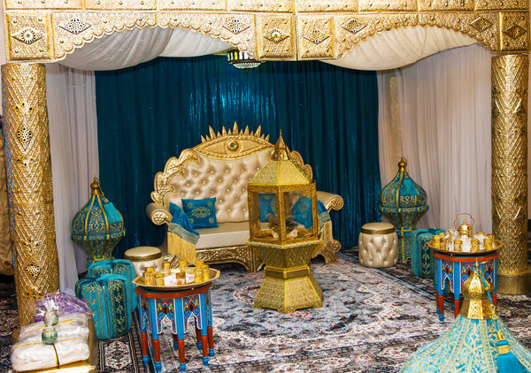 Еврейский хупа, свадебный путдор
 .