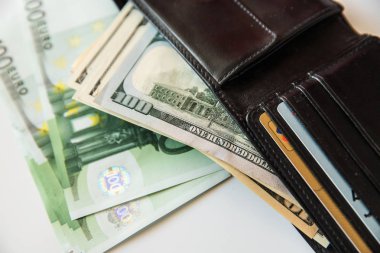 Para cüzdanda ve masada..