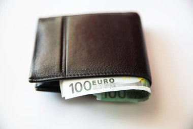 Para cüzdanda ve masada..