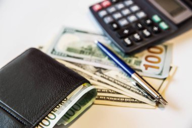 Para cüzdanda ve masada..