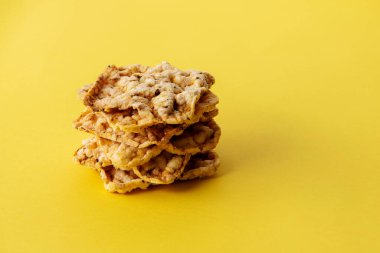 Sarı zemin üzerinde izole mısır krakerleri.