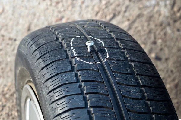 hasarlı lastikte metal vida