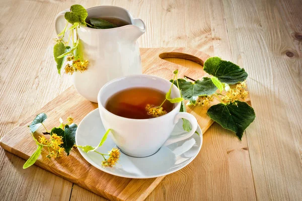 Chá de limão em uma mesa de madeira com folhas — Fotografia de Stock