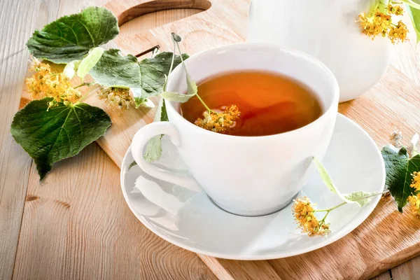 Chá de limão em uma mesa de madeira com folhas — Fotografia de Stock