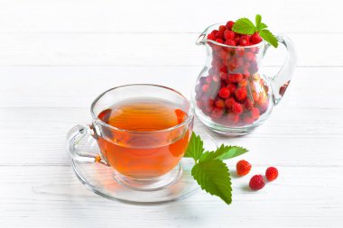 Tahta bir masada çilekli meyve çayı.