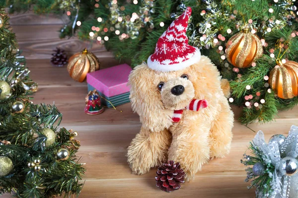 Nieuwjaar, Kerstmis, hond zittend onder de kerstboom decor — Stockfoto