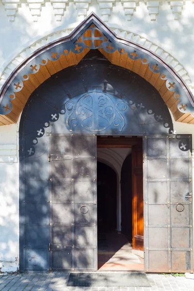 Tapınağın kapısı. Kapı açık.