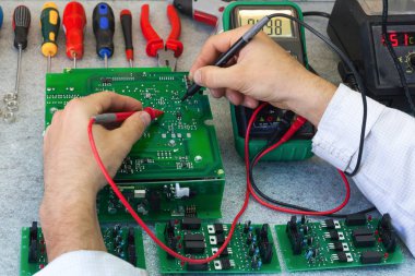 Elektronik cihazı kontrol ediyorum. Elektronik panoların montajı.