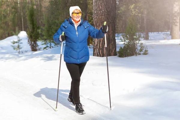 Senior woman in the park in winter — Stock fotografie