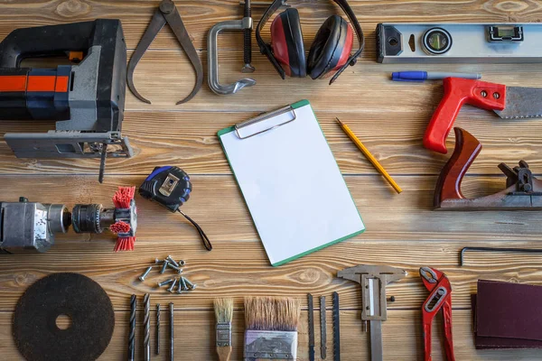 Utensili manuali su tavole di legno. Concetto costruzione . — Foto Stock