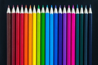 Masadaki renkli kalemler farklı kombinasyonlar ve oranlarda.