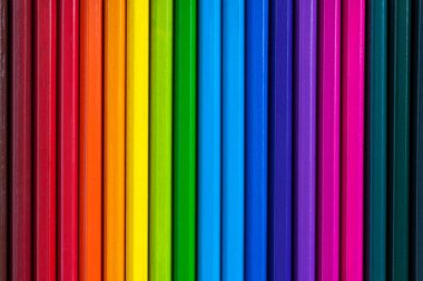 Masadaki renkli kalemler farklı kombinasyonlar ve oranlarda.