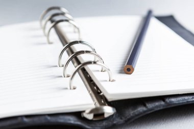 Kalem ve arkaplan tasarımı ile masada not defteri