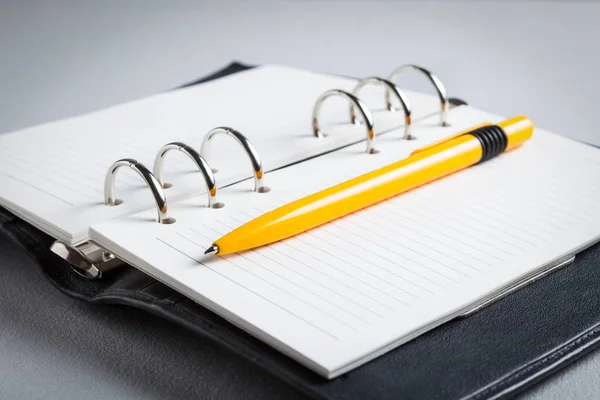 Jegyzetfüzet az asztalon egy toll, háttér tervezés — Stock Fotó