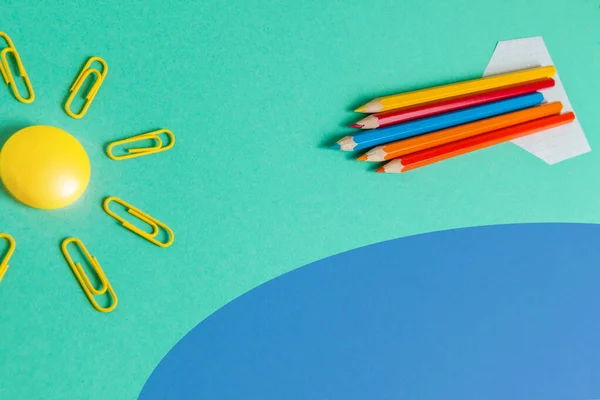 Material escolar, lápices de colores en el fondo — Foto de Stock