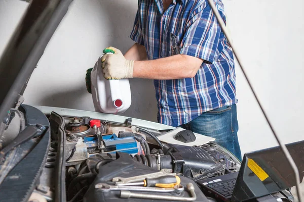 Kfz-Mechaniker mit Schraubenschlüssel in der Werkstatt. — Stockfoto