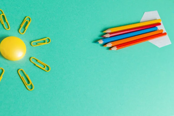 Шкільне приладдя, кольорові олівці на задньому плані — стокове фото
