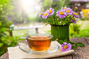 Tahta masada bir fincan çay..