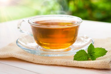 Tahta masada bir fincan çay..