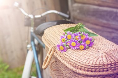 Kırsalda bisiklet çitin orada. .