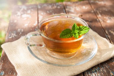 Tahta masada bir fincan çay..