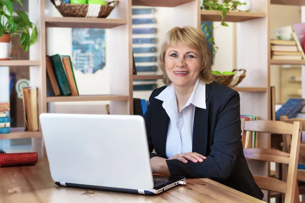 Mulher no café e escritório trabalhando com laptop — Fotografia de Stock