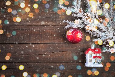 Yeni yıl dalları koyu ahşap arka planda