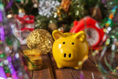 Noel ve yeni yıl oyuncakları ve hediyeler ahşap bir arka planda Noel ağacı ile