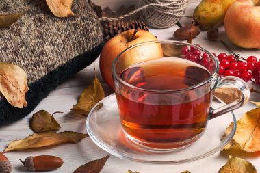 Sonbahar, eski ahşap bir masada çay ile sakin bir hayattır..