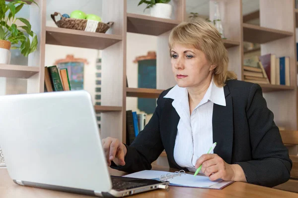 Mulher no café e escritório trabalhando com laptop — Fotografia de Stock