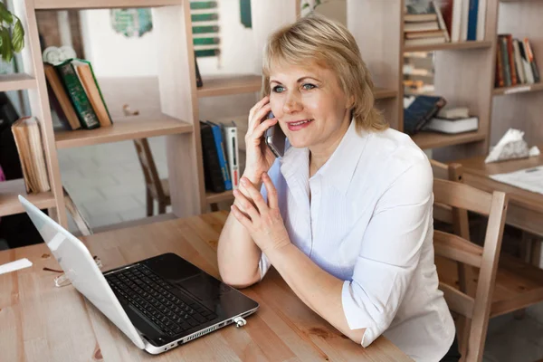 Женщина в кафе и офисе работает с ноутбуком — стоковое фото