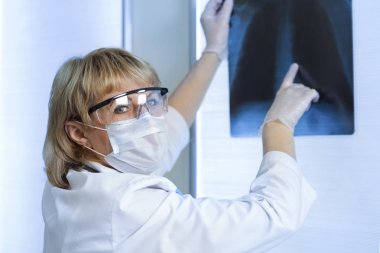 Hastanedeki kadın doktor muayene odasında.