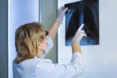 Hastanedeki kadın doktor muayene odasında.