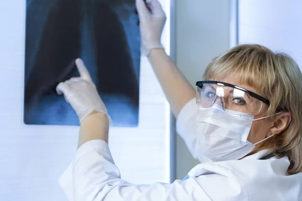 Doctora en el hospital en la sala de examen — Foto de Stock