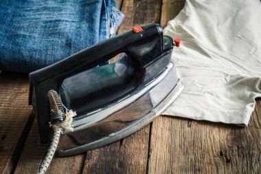 Eski ütü koyu ahşap bir arka planda.