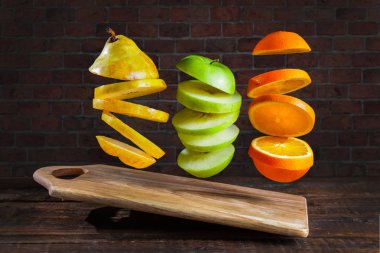 meyve havada tuğla bir duvara doğru uçar.