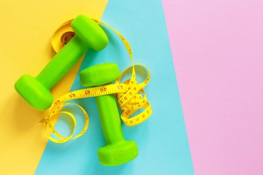 Halterler arka planda yeşil. Sağlıklı yaşam tarzı kavramı.