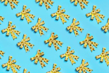 Tasarım ve dekor için kağıt zemin üzerinde kurdele yayı.